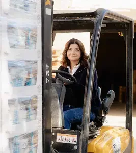 photo de Clémence dans un transpalette